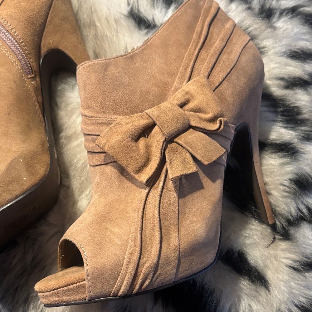 Elegant Aldo Tan Peep-Toe Ankle Booties